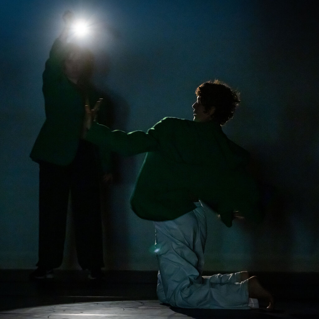 Dekoratives Foto einer Bühnenszene.