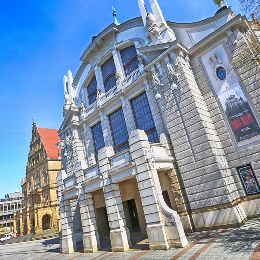 Dekoratives Foto des Stadttheaters.