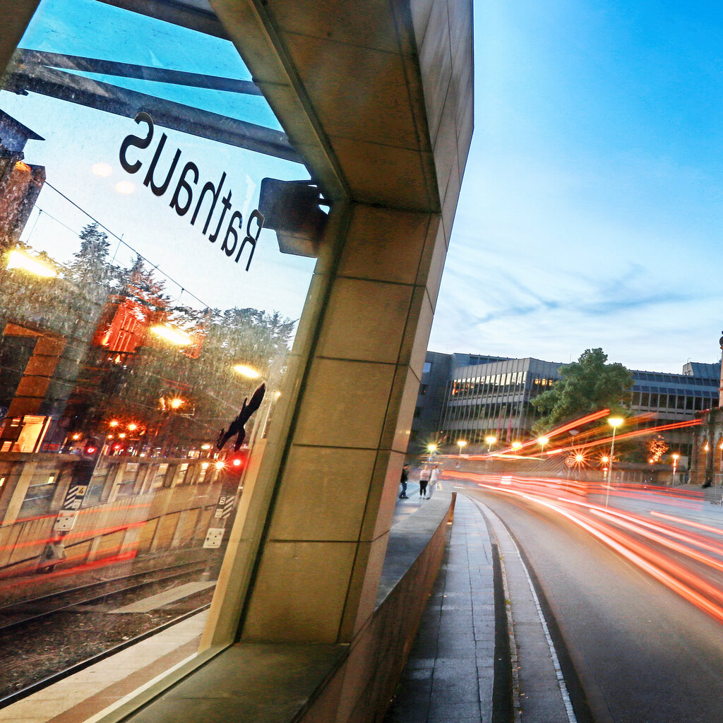 Dekoratives Bild der Haltestelle Rathaus in der Bielefelder Innenstadt.